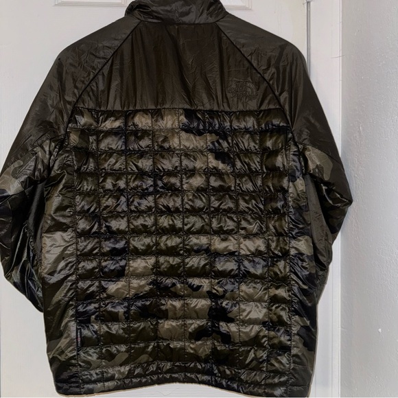 North Face Jacket Camo Print - Picture 3 of 4